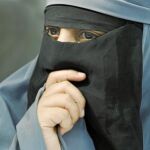 Una mujer musulmana porta un burka en París, el día en que el Consejo de Ministros dio otro paso en su prohibición