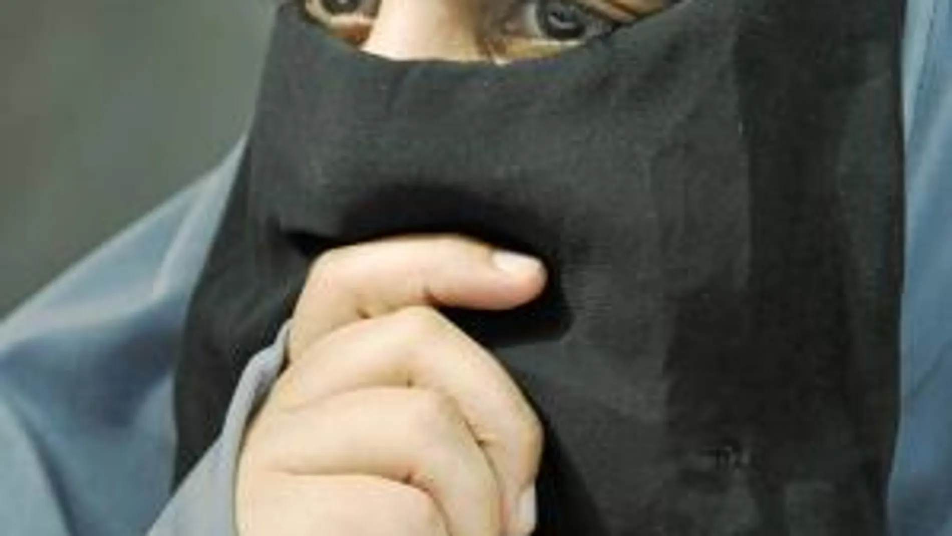Una mujer musulmana porta un burka en París, el día en que el Consejo de Ministros dio otro paso en su prohibición