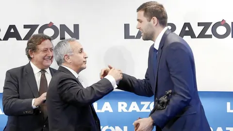 Alejandro Blanco, presidente del Comité Olímpico Español, entregó el premio a Felipe Reyes. En la imagen, Alfonso Ussía los aplaude