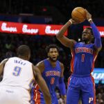 Reggie Jackson (1) lanza un balón ante Ibaka
