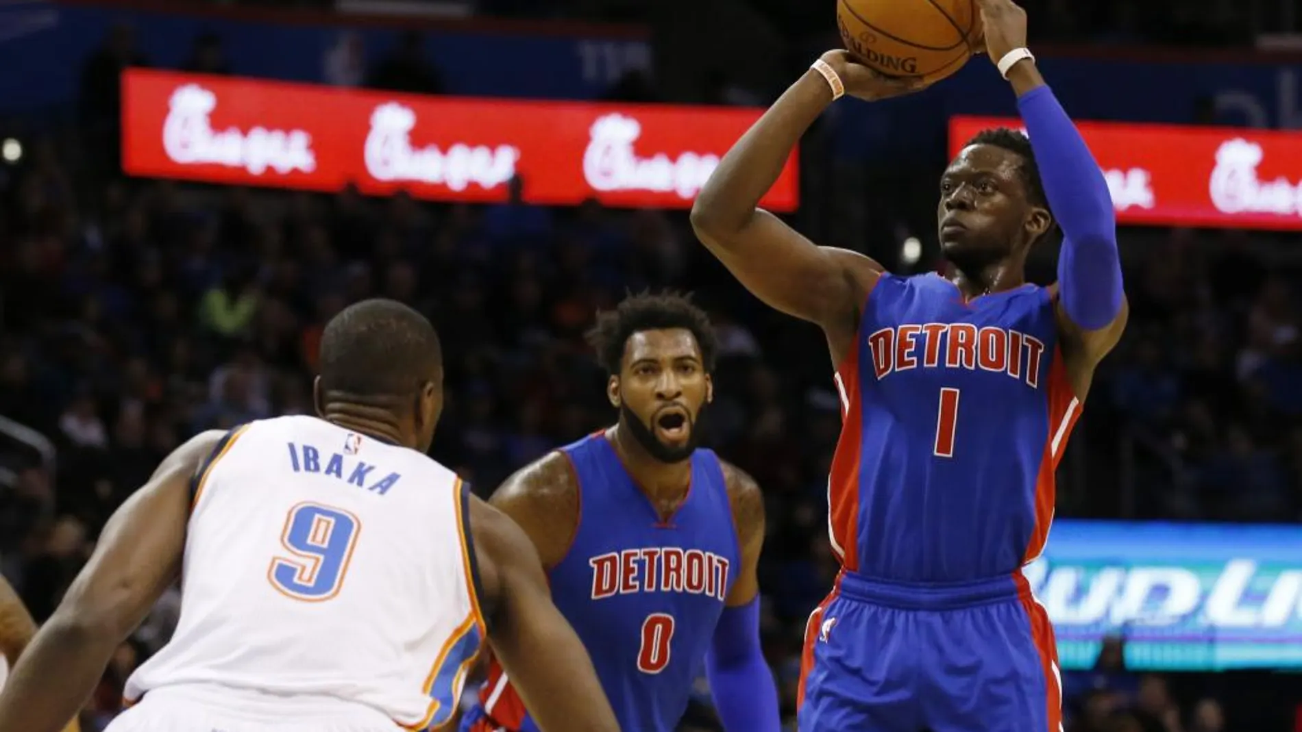 Reggie Jackson (1) lanza un balón ante Ibaka