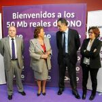 La alcaldesa de Valencia, Rita Barberá, con los responsables de Ono y la concejala de Juventud e Innovación, Beatriz Simón
