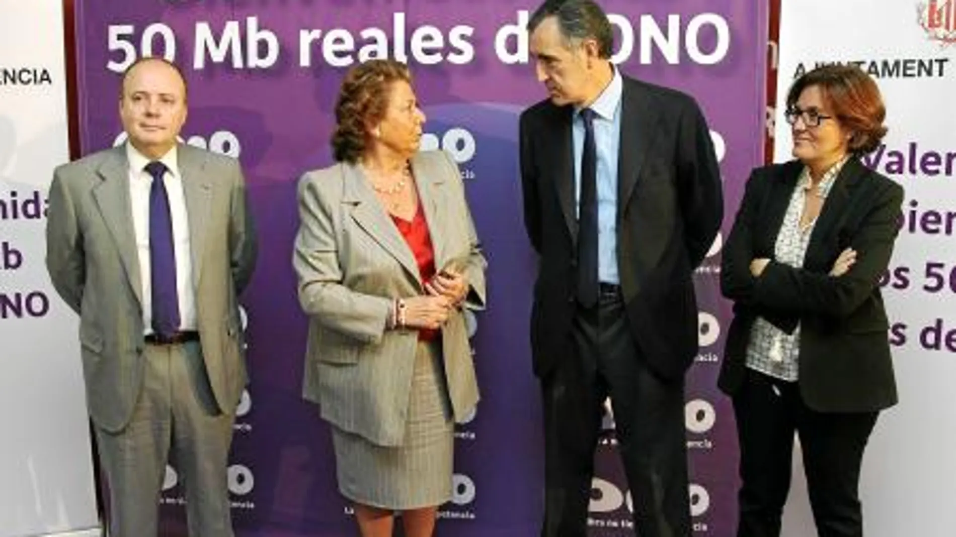 La alcaldesa de Valencia, Rita Barberá, con los responsables de Ono y la concejala de Juventud e Innovación, Beatriz Simón