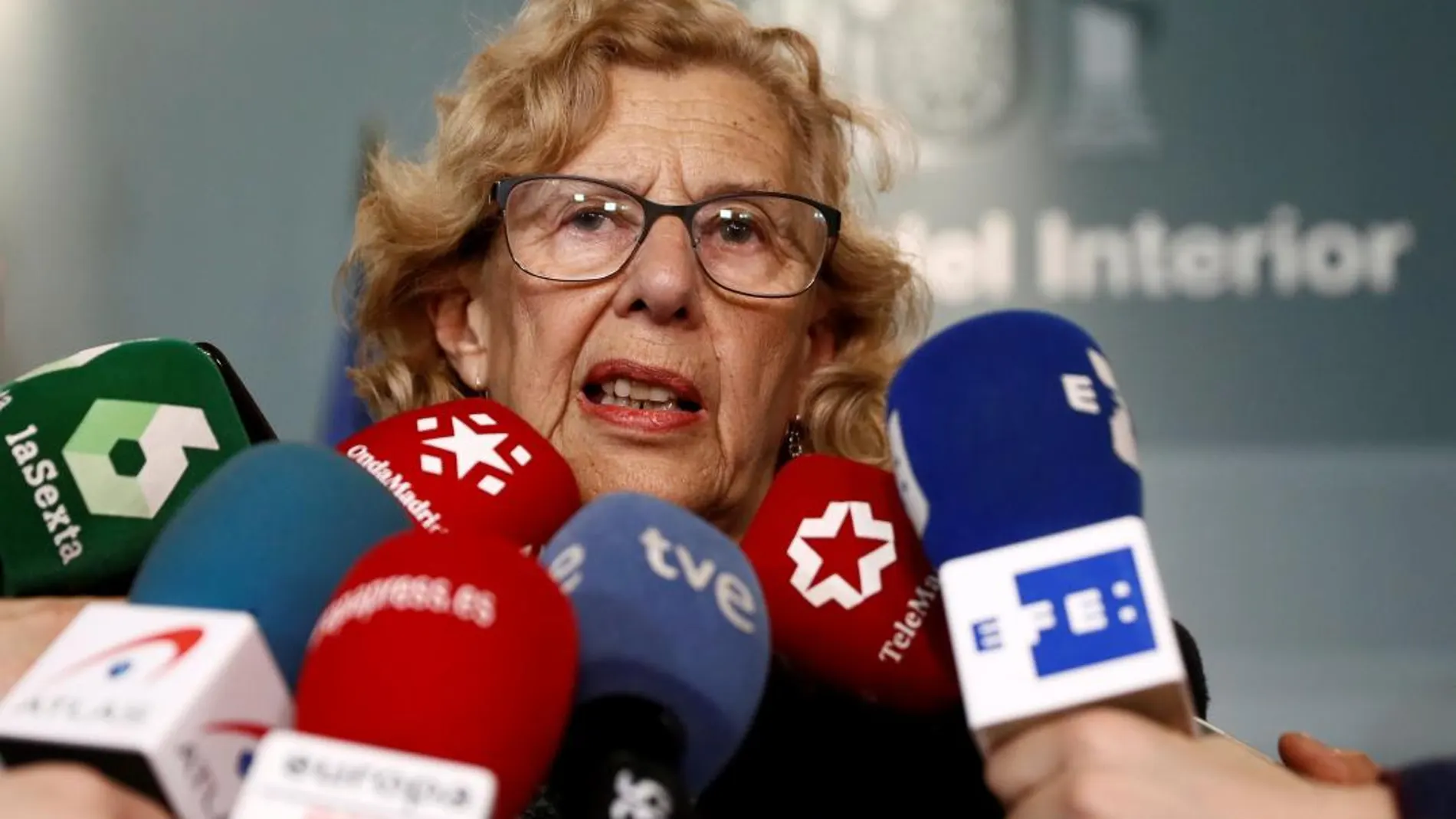 La alcaldesa de Madrid, Manuela Carmena, atiende a los medios de comunicación