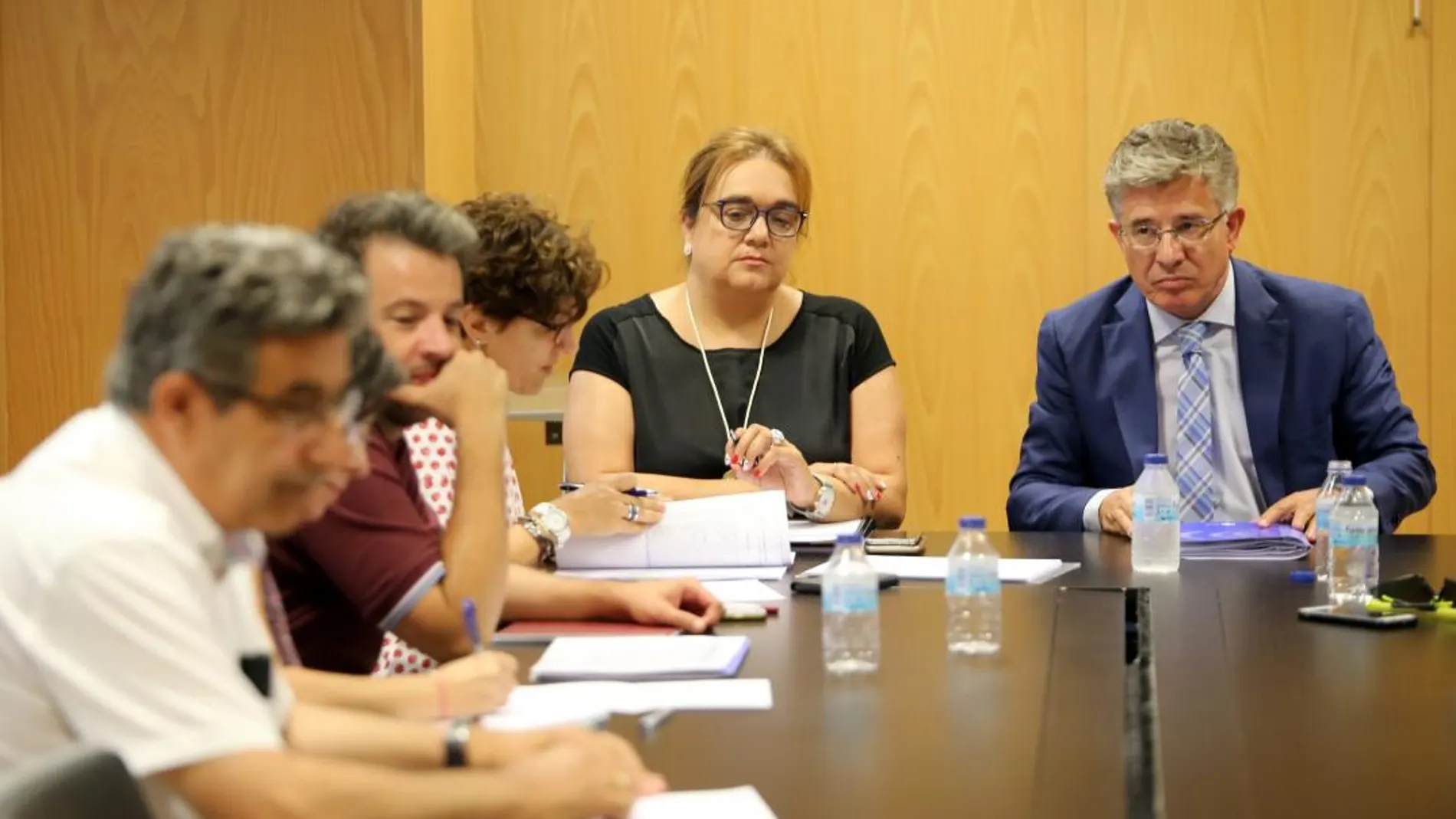 El gerente regional de Sacyl, Rafael López, durante la reunión mantenida con representantes del sindicato Simecal