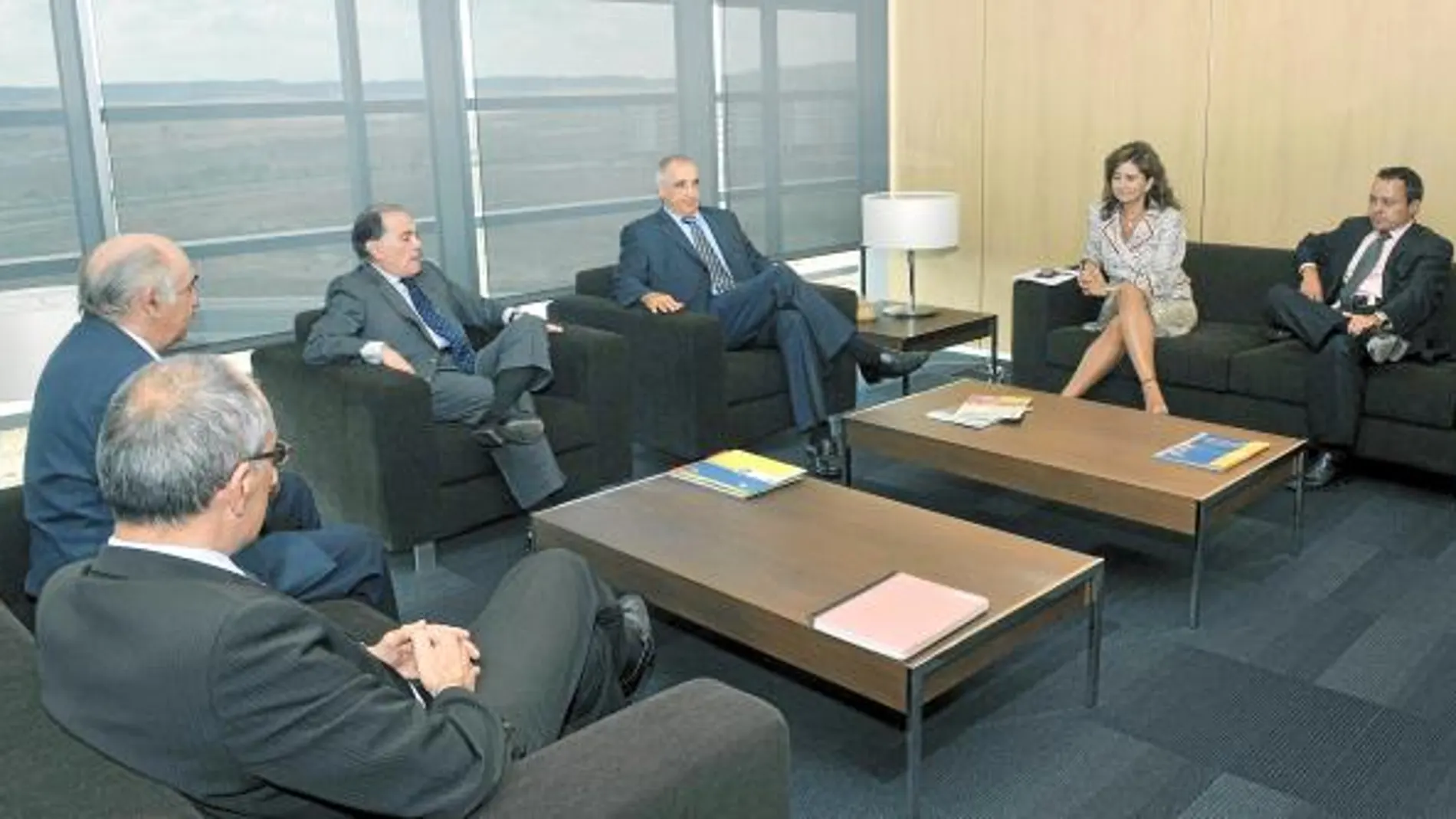 El vicepresidente económico, Tomás Villanueva, y Begoña Hernández se reúnen con empresarios de la minería
