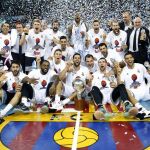 Los jugadores del Real Madrid posan con el trofeo tras proclamarse el equipo campeón de la Liga ACB.