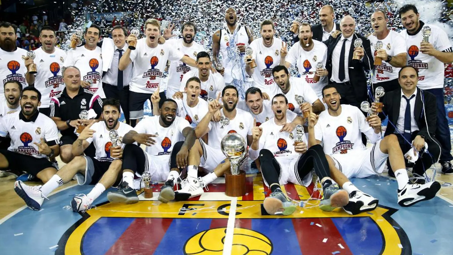 Los jugadores del Real Madrid posan con el trofeo tras proclamarse el equipo campeón de la Liga ACB.