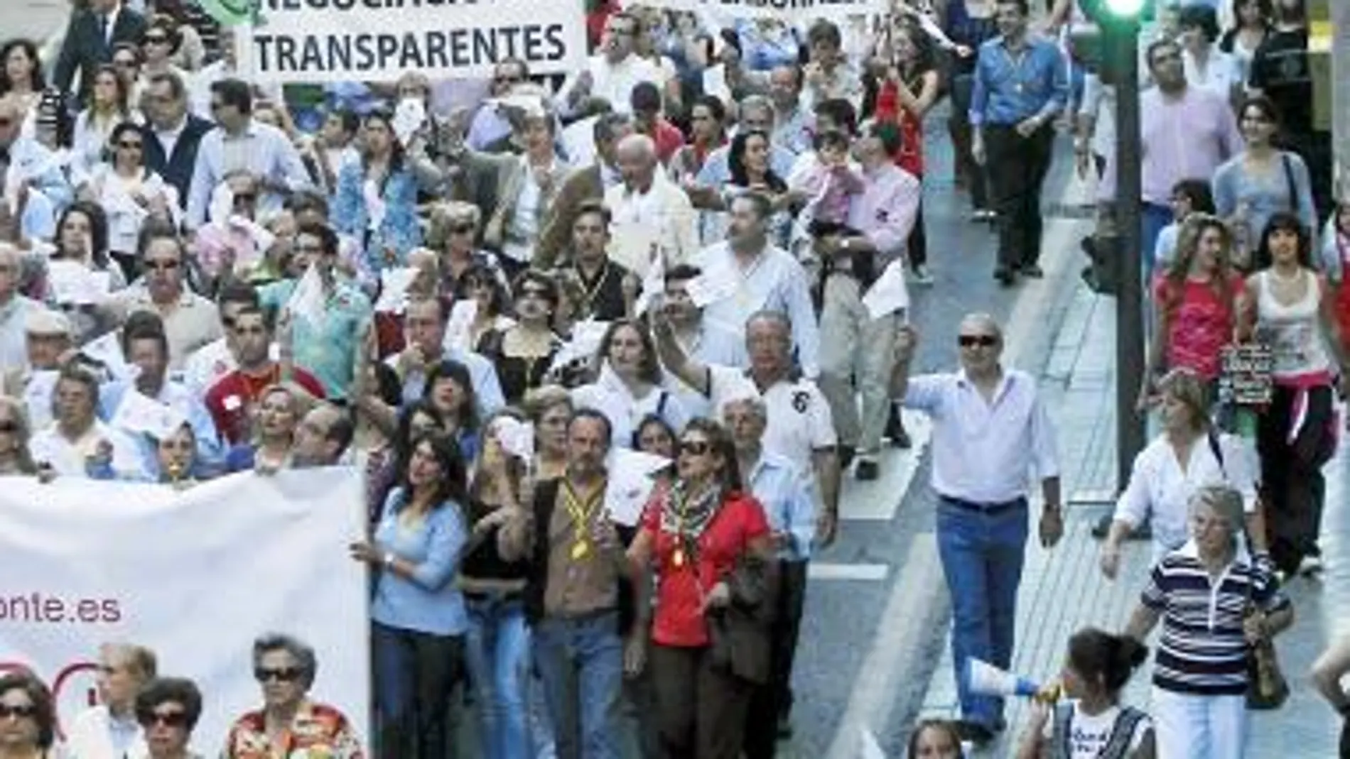 Trabajadores de Cajasur durante la manifestación impulsada el lunes por Aspromonte para exigir dignidad en la fusión con Unicaja