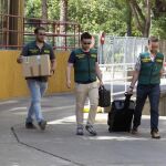 Agentes de la Unidad Central Operativa (UCO) de la Guardia Civil, durante el registro realizado hoy en el IFES de Sevilla, una fundación de UGT.