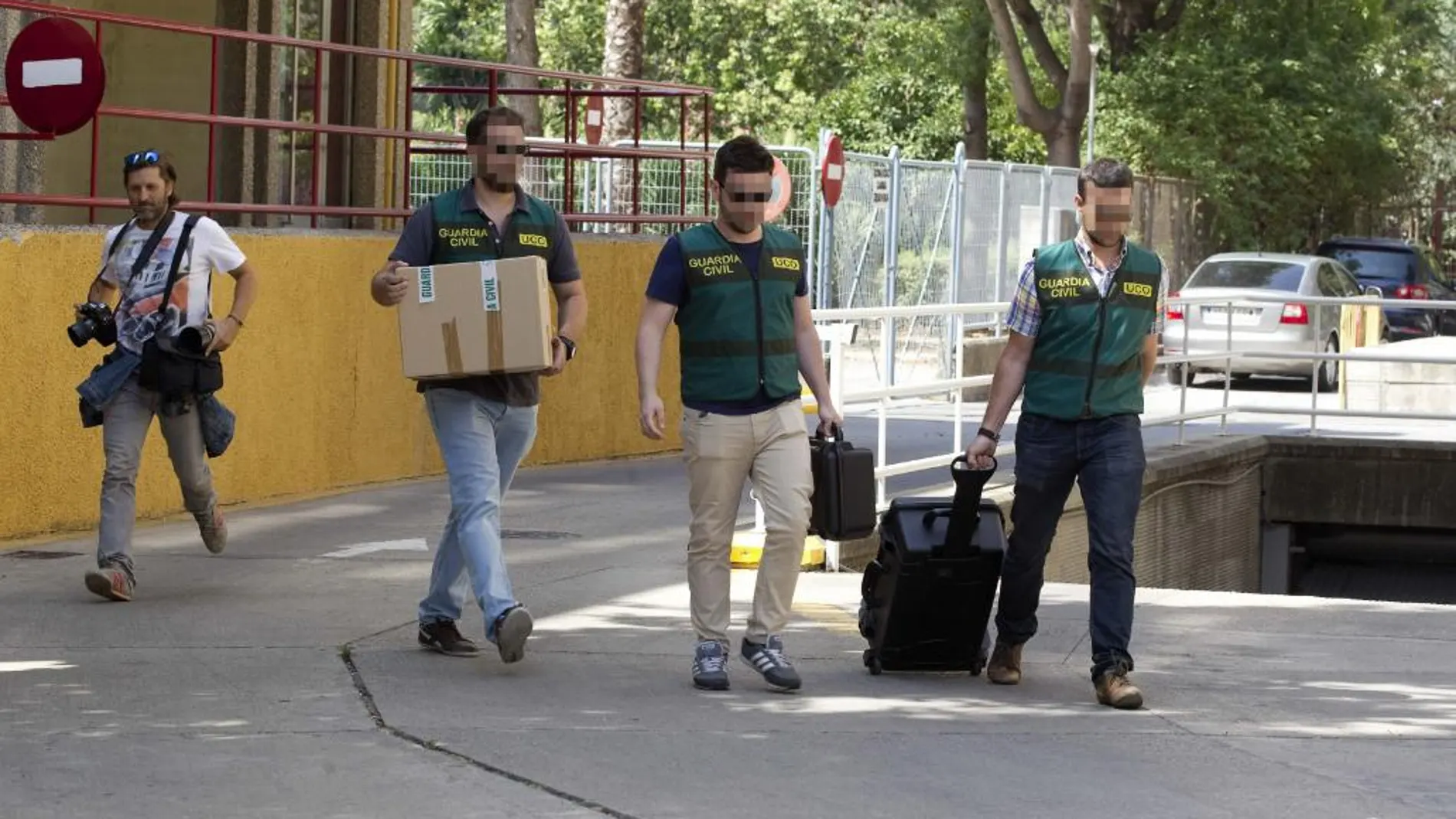 Agentes de la Unidad Central Operativa (UCO) de la Guardia Civil, durante el registro realizado hoy en el IFES de Sevilla, una fundación de UGT.