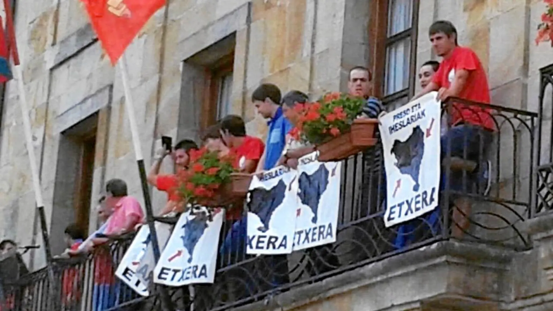 Como ha hecho en Pamplona, Estella y Villava, Bildu colocó ayer la ikurriña en las fiestas de Echarri Aranaz