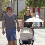 Imagen del pasado verano de Vanesa Lorenzo y Carles Puyol paseando a la pequeña Manuela