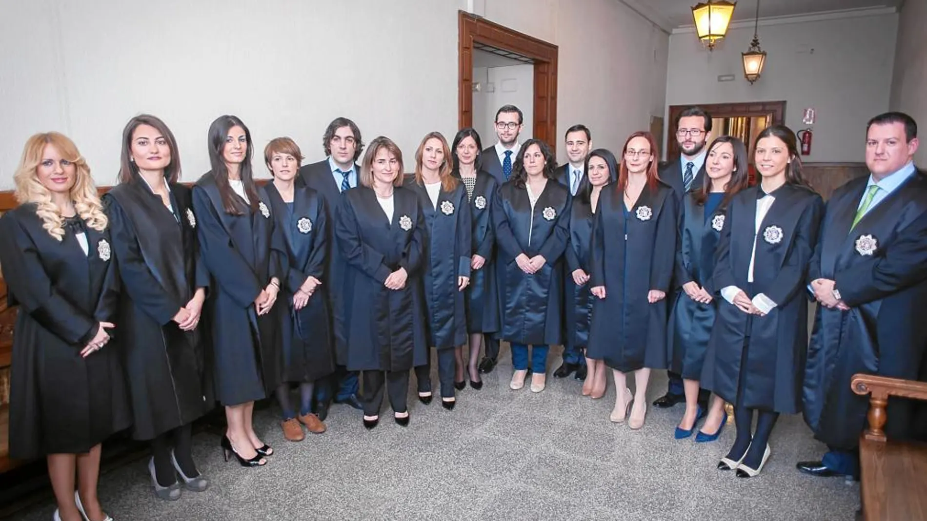 Foto de familia de los 17 nueves jueces que impartirán Justicia en la Comunitat