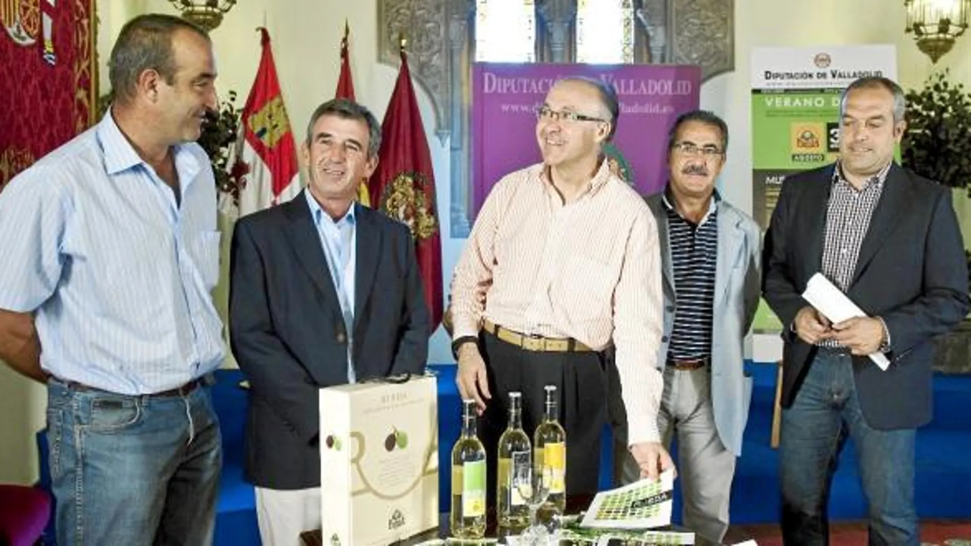 Ruiz Medrano charla con Javier de Íscar y Francisco Fuentes, entre otros