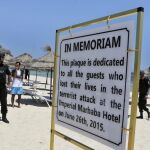 La policía vigila las playas del hotel Imperial Marhaba situado en el popular complejo turístico de Susa