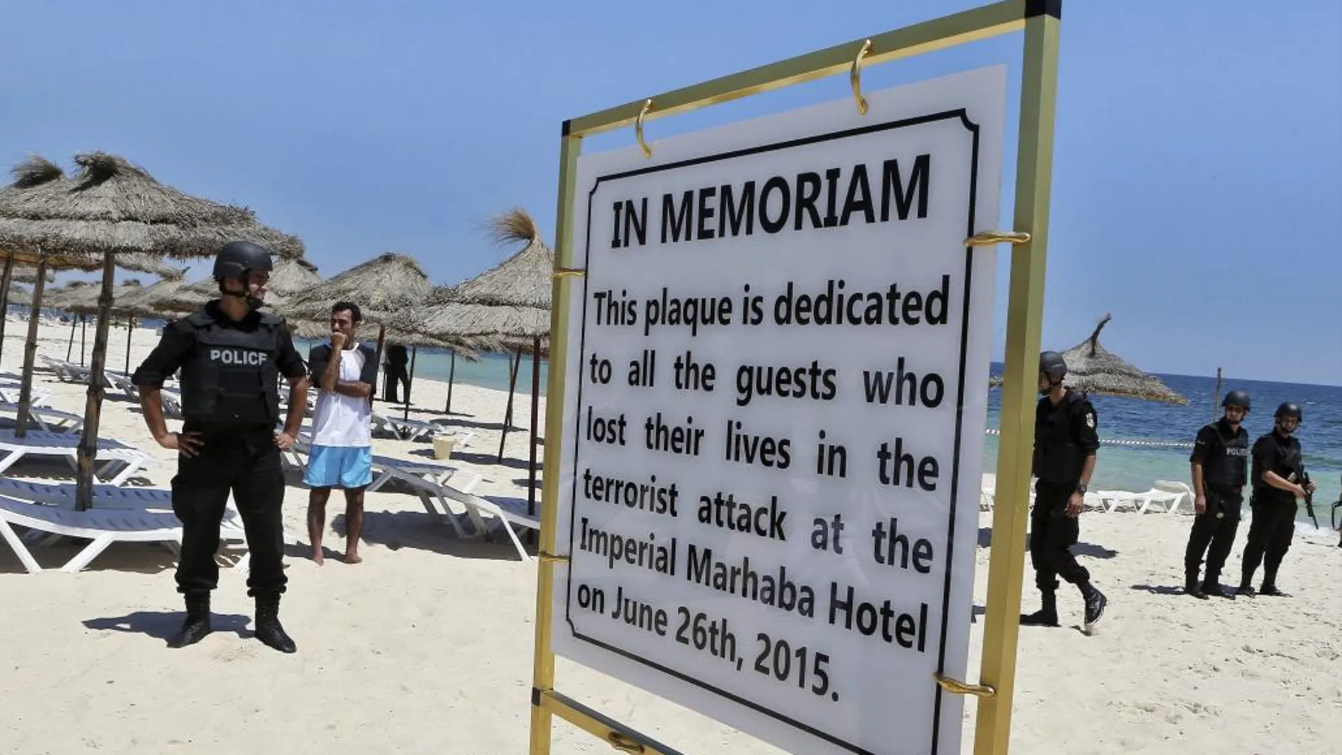 La policía vigila las playas del hotel Imperial Marhaba situado en el popular complejo turístico de Susa