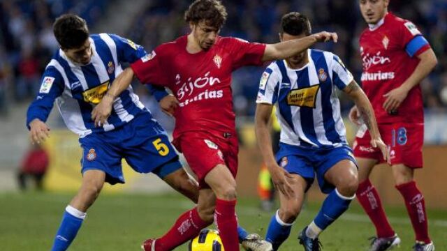 El defensa del Espanyol Dídac Vilà (i) lucha un balón con el centrocampista del Sporting Alberto Rivera (2i),
