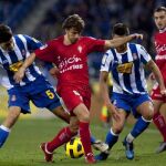 El defensa del Espanyol Dídac Vilà (i) lucha un balón con el centrocampista del Sporting Alberto Rivera (2i),