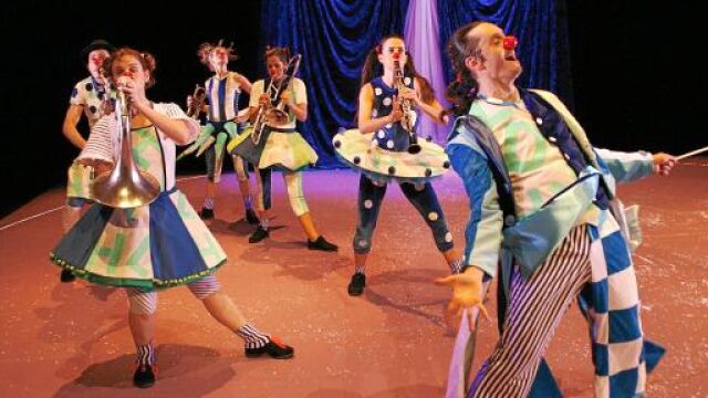 La veterana compañía Ananda Dansa homenajea a los viejos circos de carretera y casetas de monstruos con «El circo de la mujer serpiente»