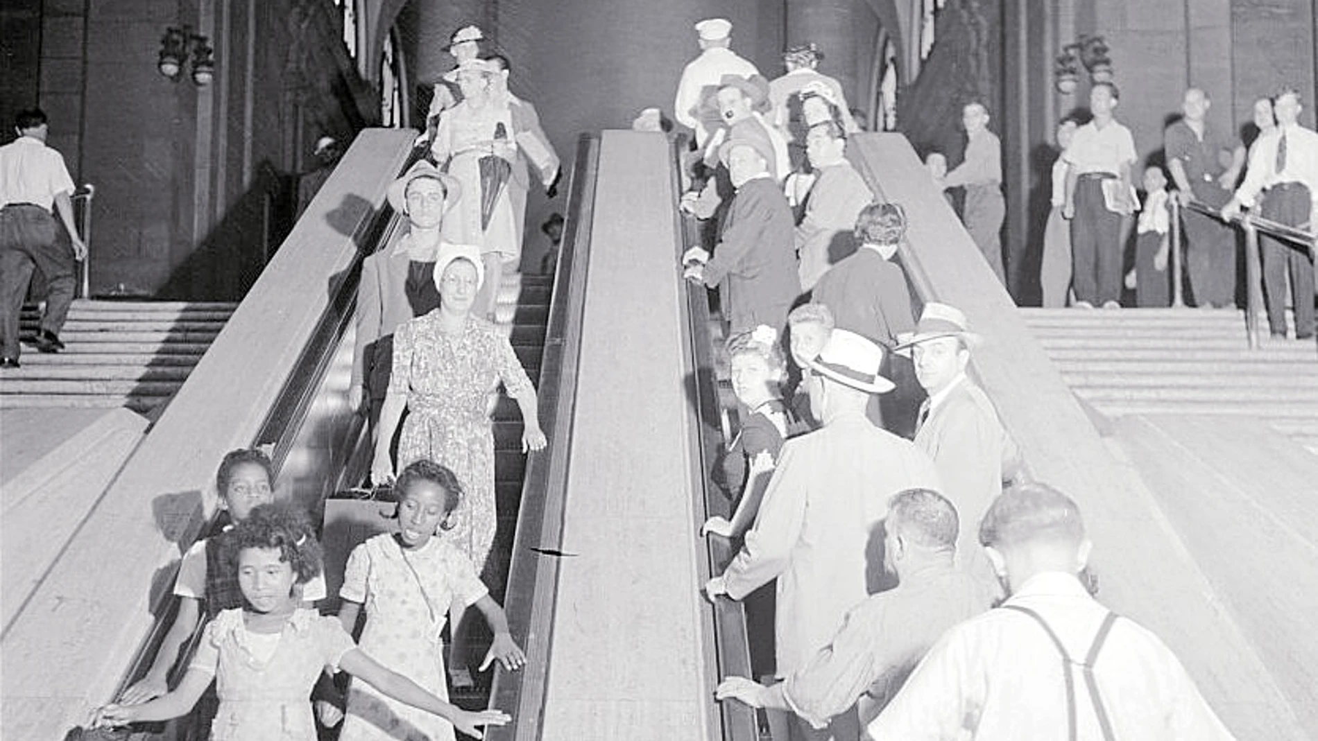 Una escalera mecánica en una estación de Nueva York a principios de siglo