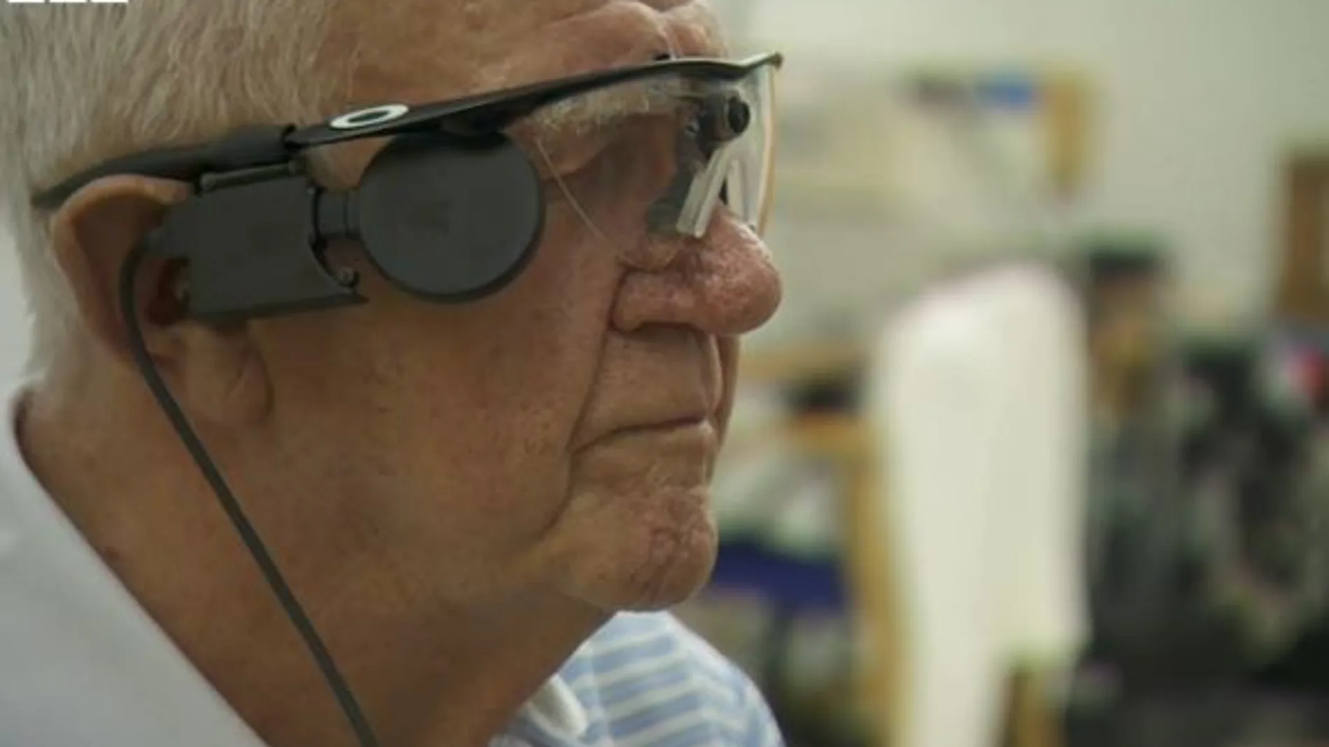 Ray Flynn, con el nuevo ojo biónico, entrevistado en la BBC