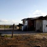 El vigilante del vertedero, delante de la chabola en la que presuntamente prostituían a la niña