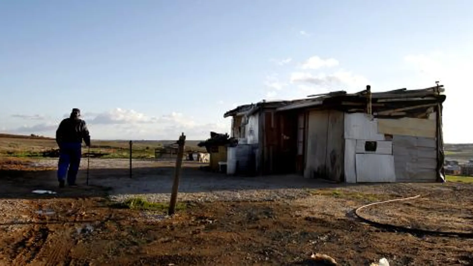 El vigilante del vertedero, delante de la chabola en la que presuntamente prostituían a la niña