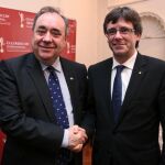 El presidente de la Generalitat, Carles Puigdemont (d), durante la reunión que ha mantenido en Londres con el ex primer minsitro de Escocia, Alex Salmond