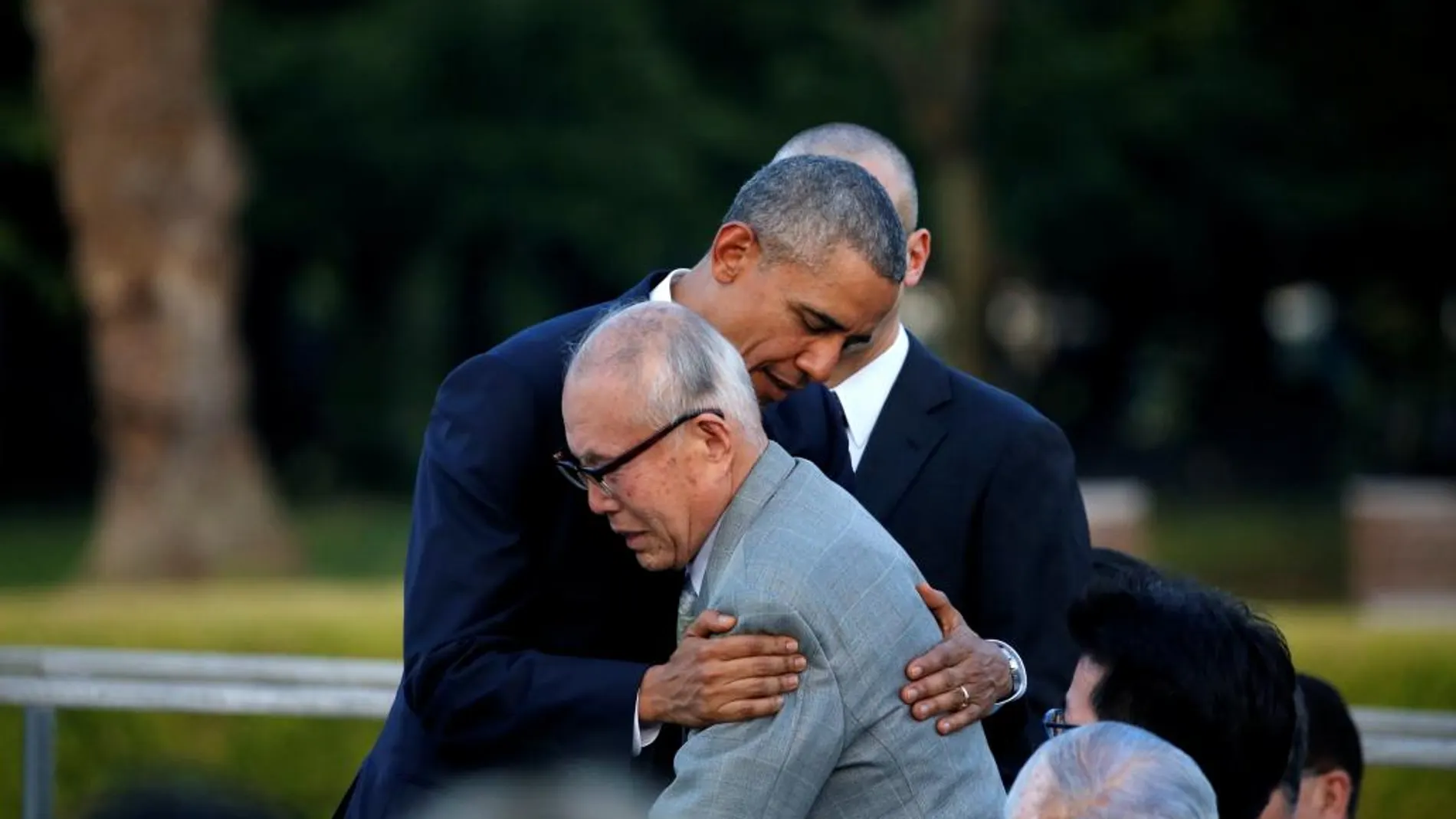 Obama abraza a Shigeaki Mori, superviviente de la bomba nuclear de Hiroshima