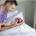 Levon kendall en una tierna imagen con su hijo recién nacido