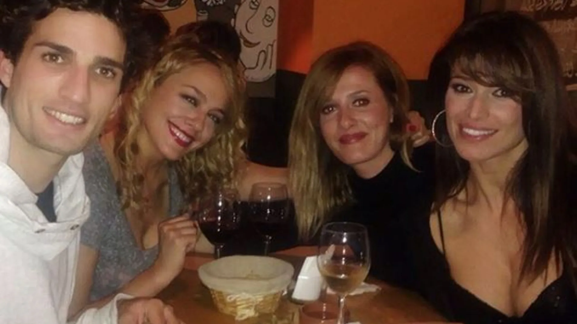 Sonia Ferrer, junto a Nouel Casares y unas amigas.