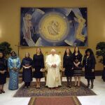El Papa recibe a las esposas de los jefes de Estado y de Gobierno que asisten a la cumbre del G-8