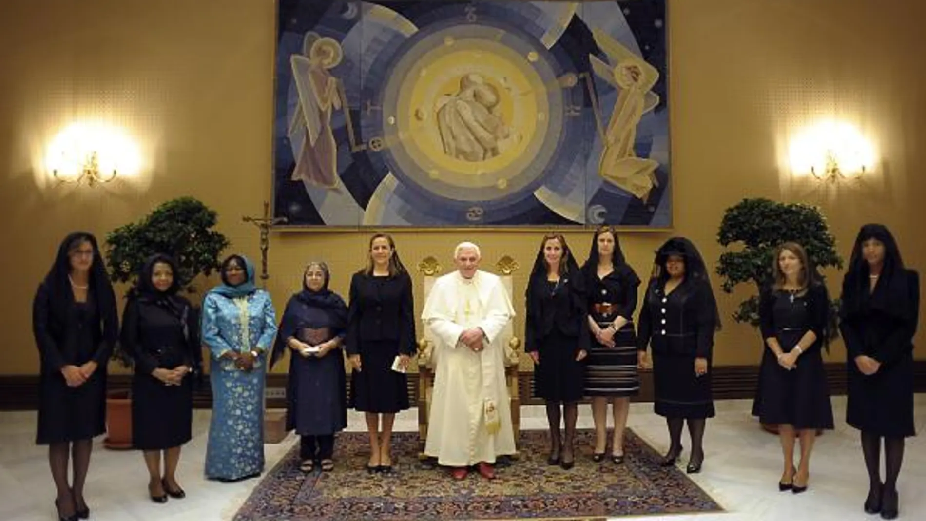 El Papa recibe a las esposas de los jefes de Estado y de Gobierno que asisten a la cumbre del G-8