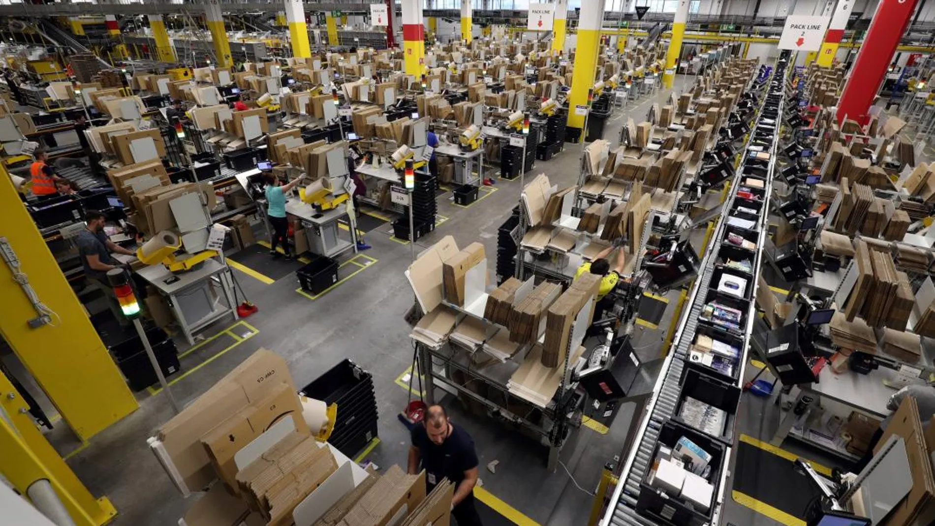 Trabajadores en una de las plantas de Amazon en España. REUTERS/Albert Gea