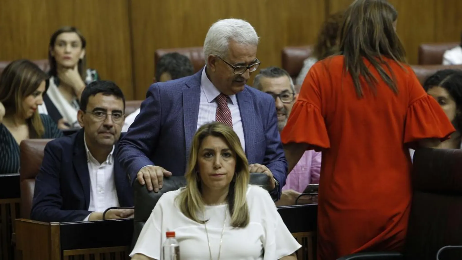 La presidenta de la Junta de Andalucía, Susana Díaz, ayer, en el Parlamento, junto al vicepresidente Manuel Jiménez Barrios y el portavoz del Grupo Parlamentario del PSOE-A, Mario Jiménez (Foto: Manuel Olmedo)