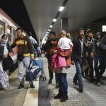 Un grupo refugiados a su llegada a la estación central de trenes de Mannheim procedentes de la ciudad fronteriza austro-alemana de Freilassing
