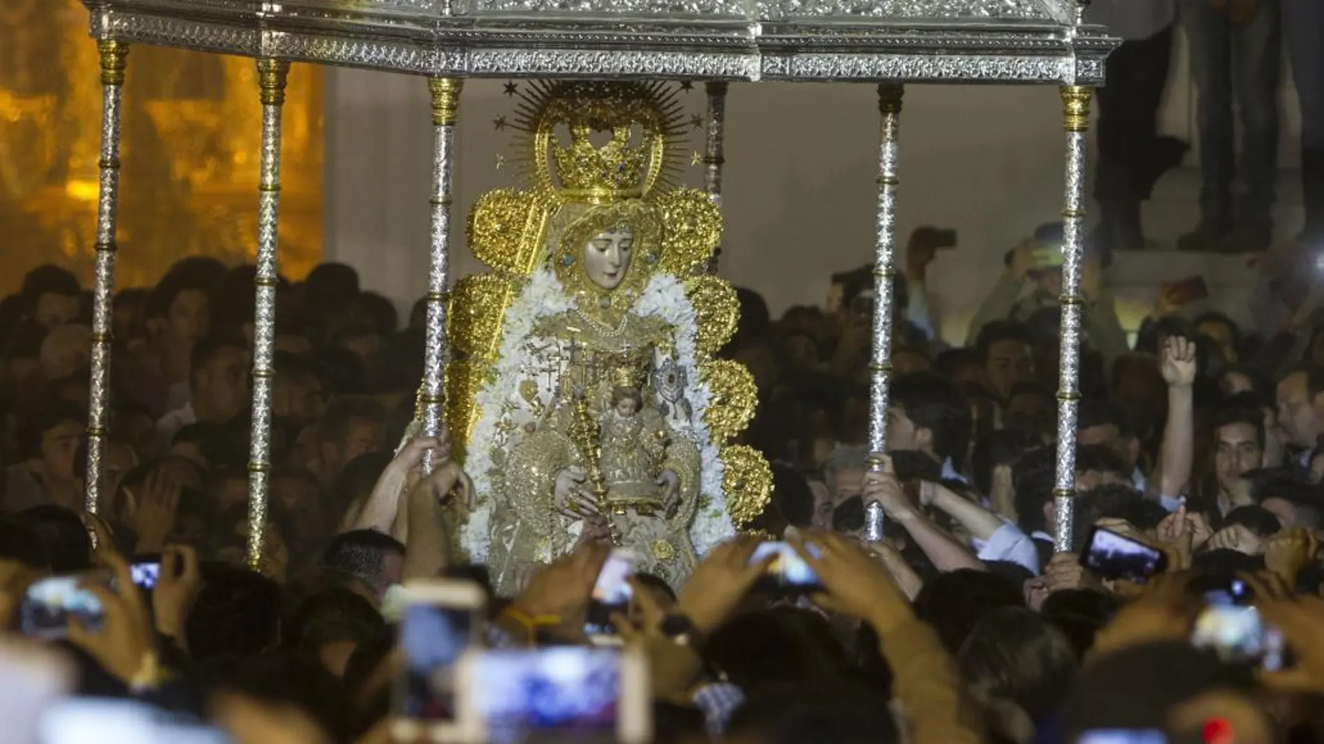 La imagen de la Virgen del Rocío sale por la puerta de la ermita