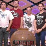 Sobre estas líneas, «Los Rockcampers», que hicieron historia al llevarse el bote más cuantioso de la televisión en España. A la dcha., «Los lobos»