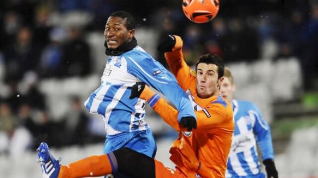 El jugador del Getafe Mene disputa la pelota con Kalilou Traore del Odense danés, durante el partido de fútbol correspondiente al grupo H de la Liga Europa y que se disputa en Odense, Dinamarca