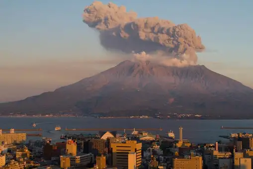 La erupción del volcán Sakurajima origina una columna de humo de 5.000 metros