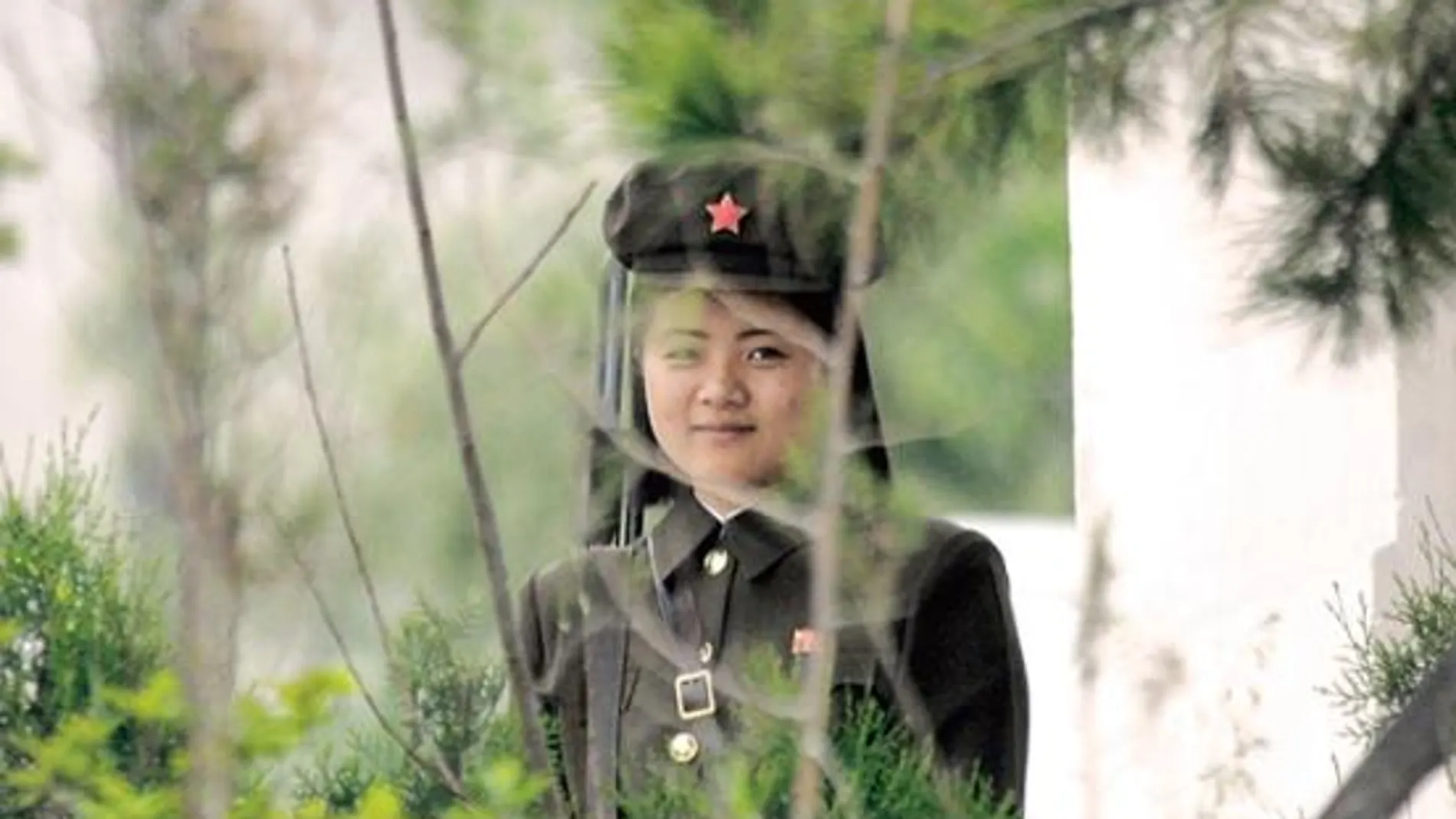 Una soldado norcoreana hace guardia en la frontera con China