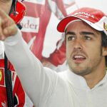 Fernando Alonso señala una de las pantallas en el box de Ferrari durante la primera sesión de entrenamientos