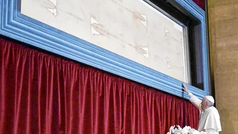 El Papa Francisco comenzó ayer su visita pastoral al Piamonte. El acto más llamativo tuvo lugar en la capital, Turín, donde rezó ante la Sábana Santa –tela que, se presume, fue empleada para envolver a Jesús de Nazaret en el sepulcro–.