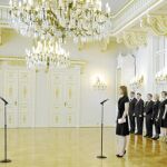 La presidenta finlandesa, Tarja Halonen (izquierda), ante la primera ministra Mari Kiviniemi y el Gobierno