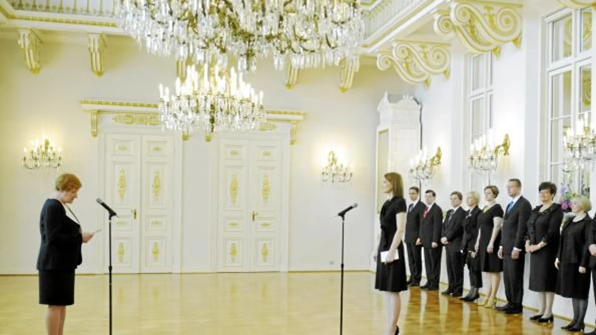 La presidenta finlandesa, Tarja Halonen (izquierda), ante la primera ministra Mari Kiviniemi y el Gobierno