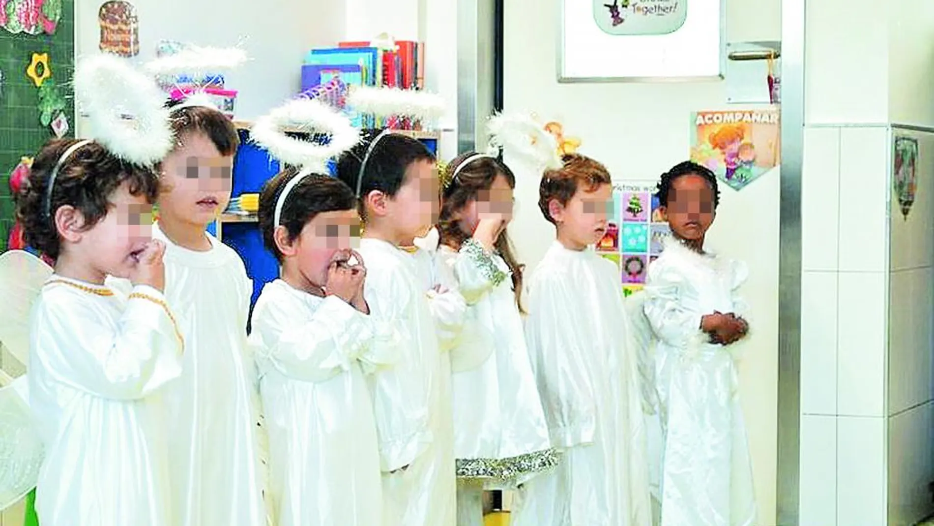 Un grupo de niños y niñas del Colegio Arenales en una representación navideña de este mes de diciembre