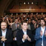El candidato de Ciudadanos a la Moncloa, Albert Rivera, con los candidatos de su partido por Barcelona, Juan Carlos Girauta (i), y por Tarragona, Sergio del Campo