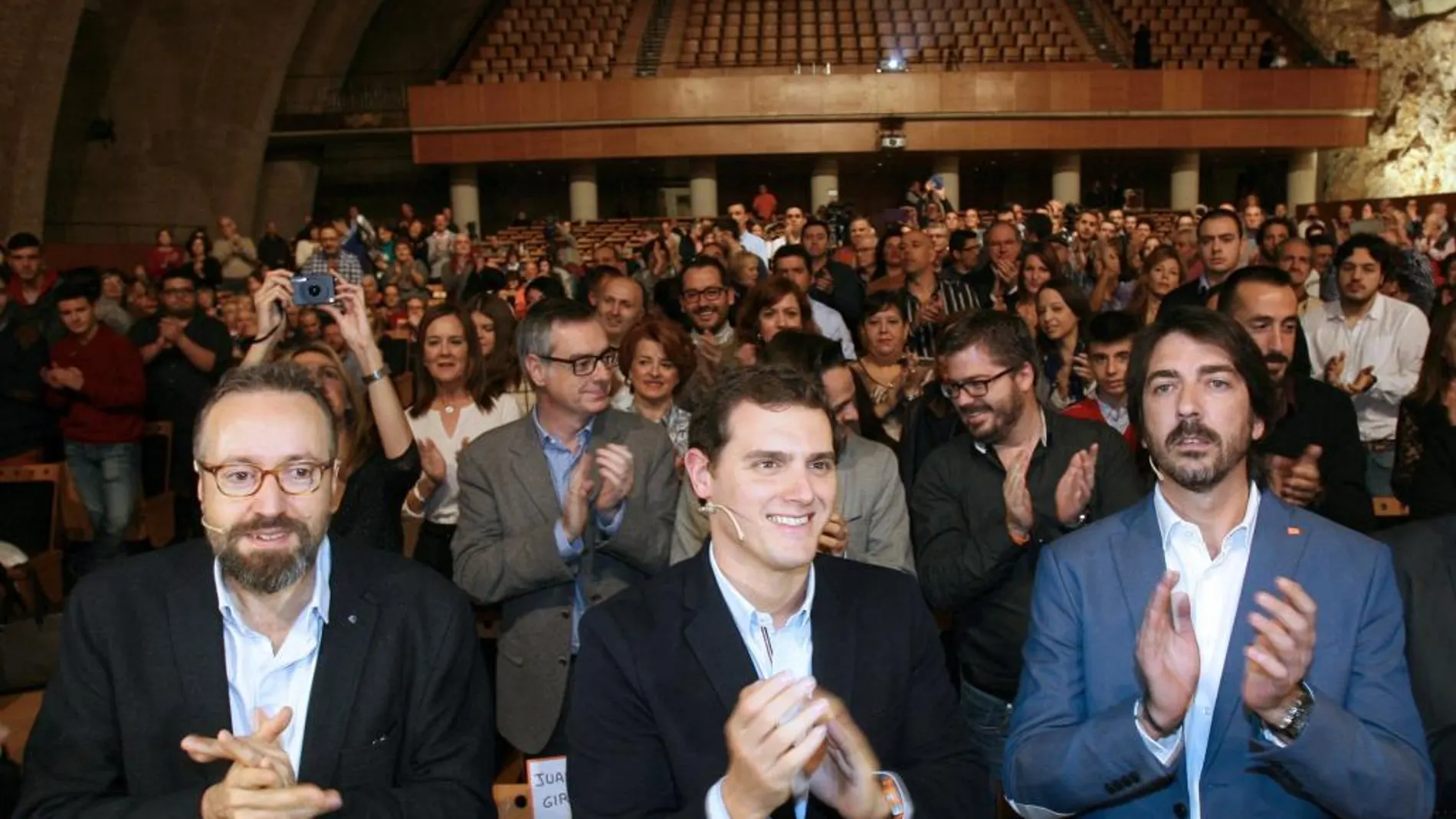 El candidato de Ciudadanos a la Moncloa, Albert Rivera, con los candidatos de su partido por Barcelona, Juan Carlos Girauta (i), y por Tarragona, Sergio del Campo