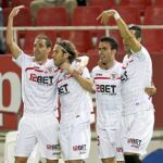 Los jugadores del Sevilla (i-d) Fernando Navarro, Diego Capel, Alejandro Alfaro y Álvaro Negredo celebran el segundo gol ante el Valencia